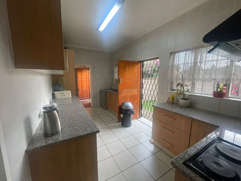 Beautifully Maintained 3 or 4 Bedroom Family Home with Pool & Solar - Photo 5