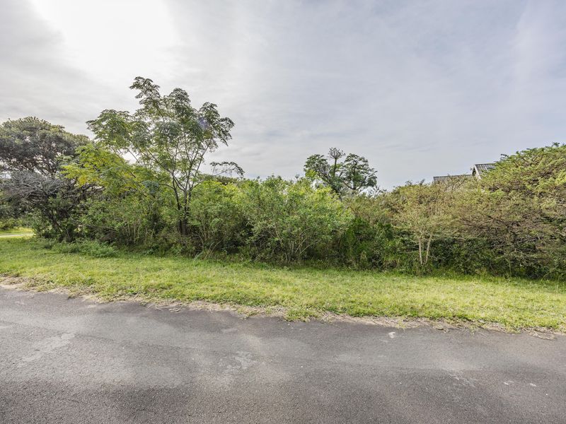 Discover a prime 698m2 vacant land for sale in Cintsa East – your perfect canvas awaits! - Photo 4