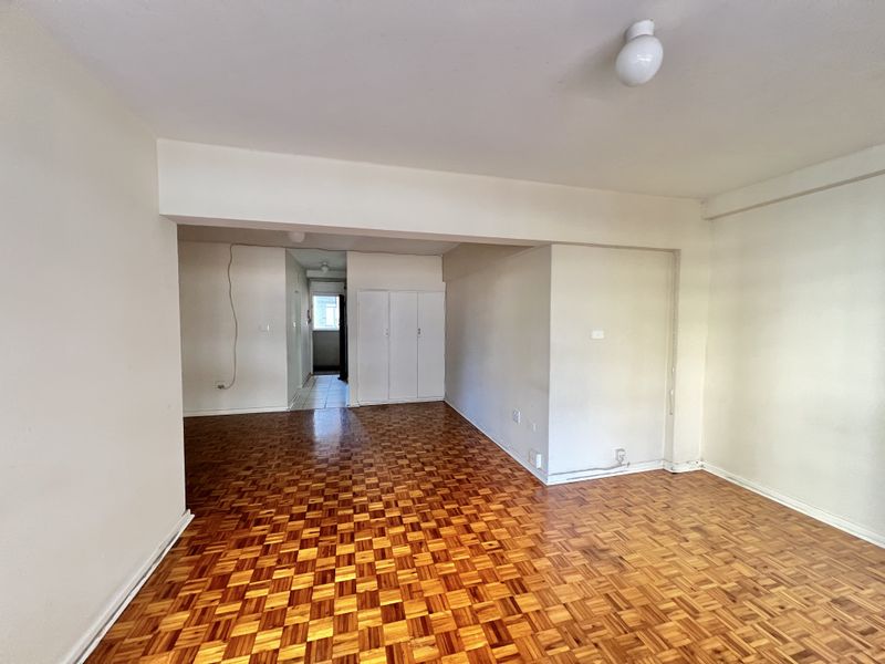 Durban CBD Bachelor Flat to let - Photo 8