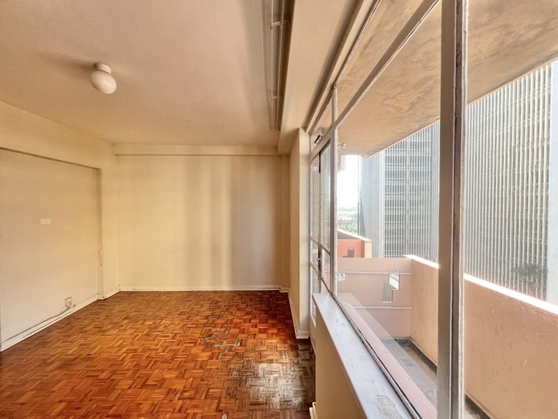 Durban CBD Bachelor Flat to let - Photo 9