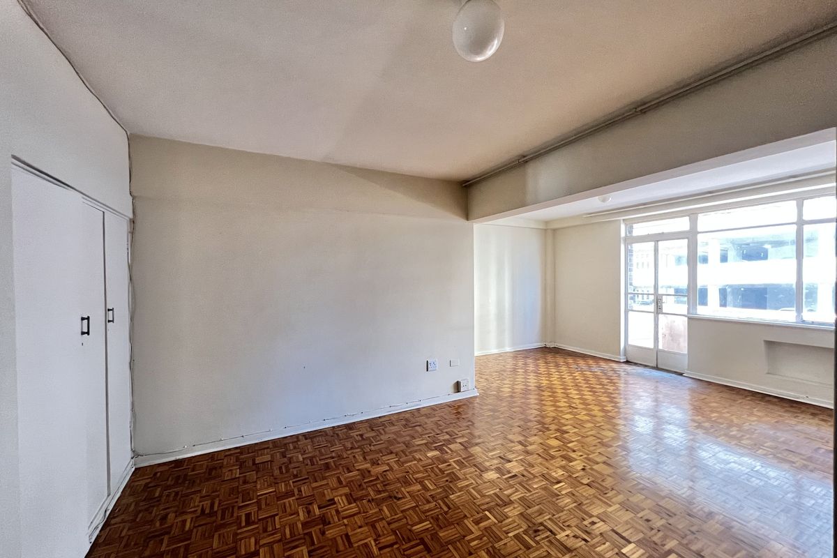 Durban CBD Bachelor Flat to let - Photo 3