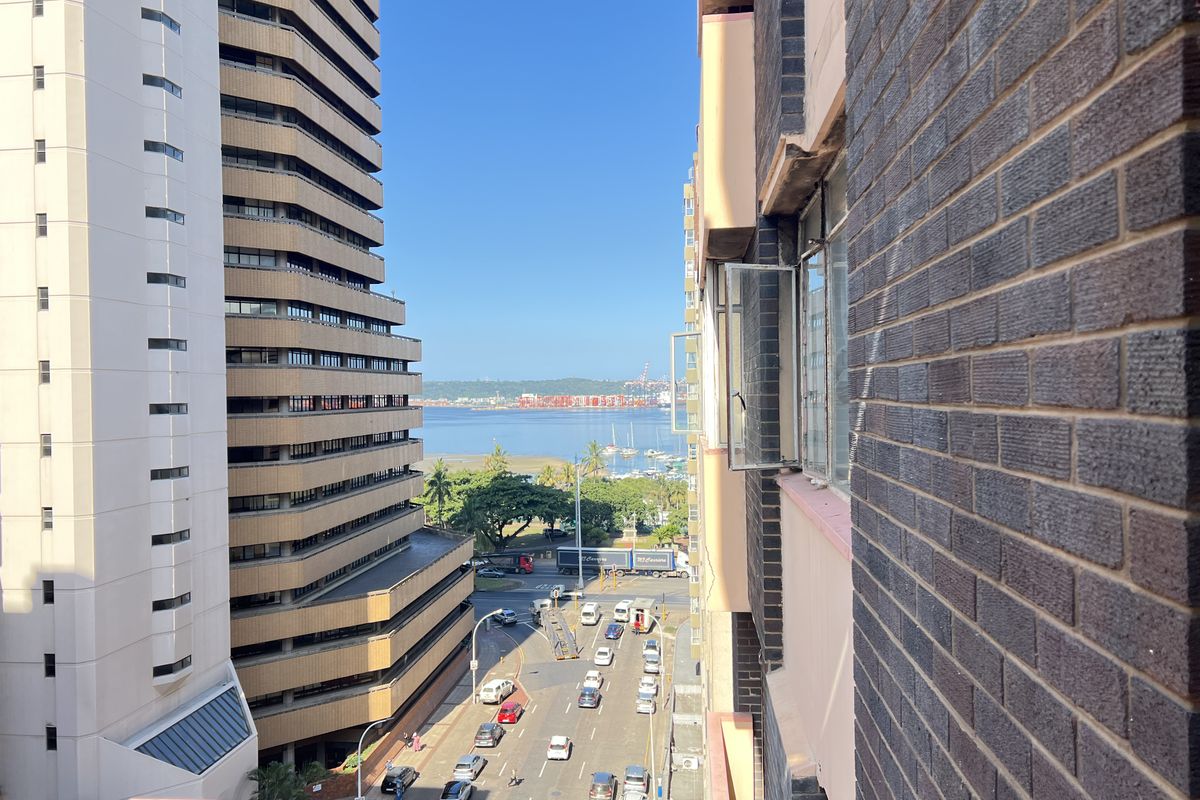 Durban CBD Bachelor Flat to let - Photo 2