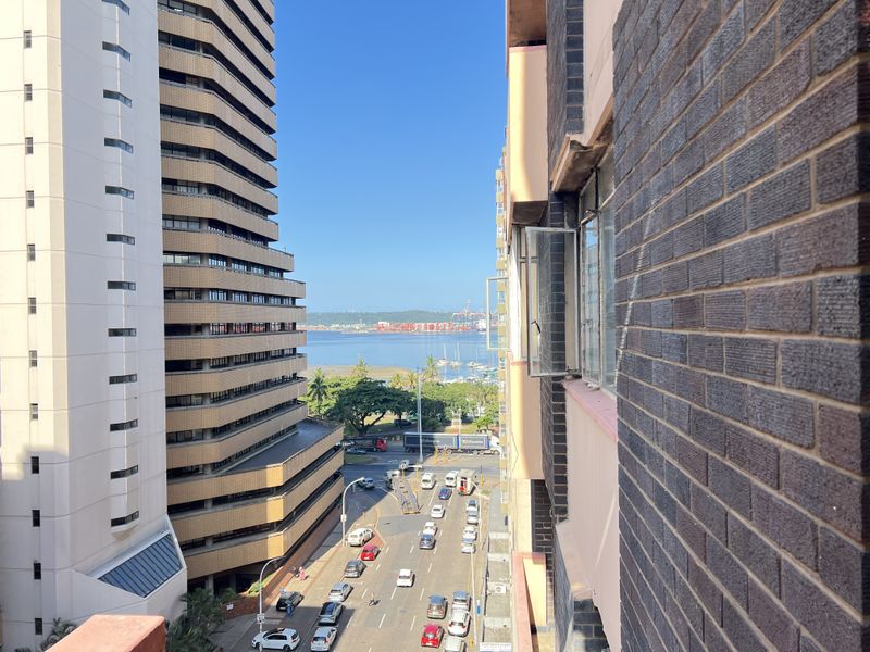 Durban CBD Bachelor Flat to let - Photo 2