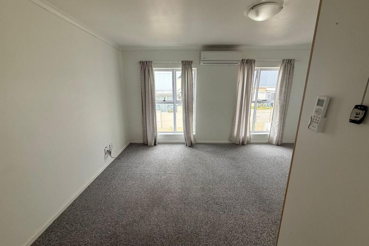 Comfortable Retirement Living in the Sought-After Hooggelegen - Photo 3