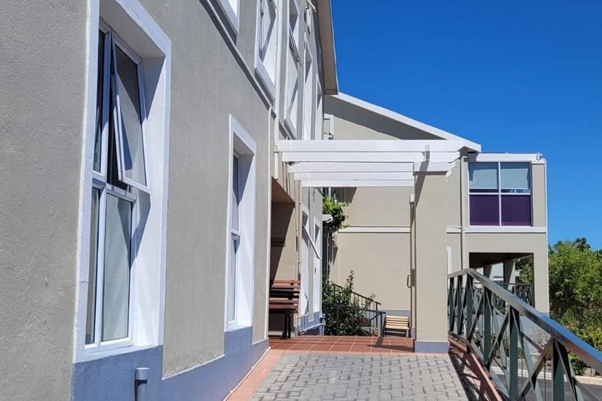 Comfortable Retirement Living in the Sought-After Hooggelegen - Photo 2