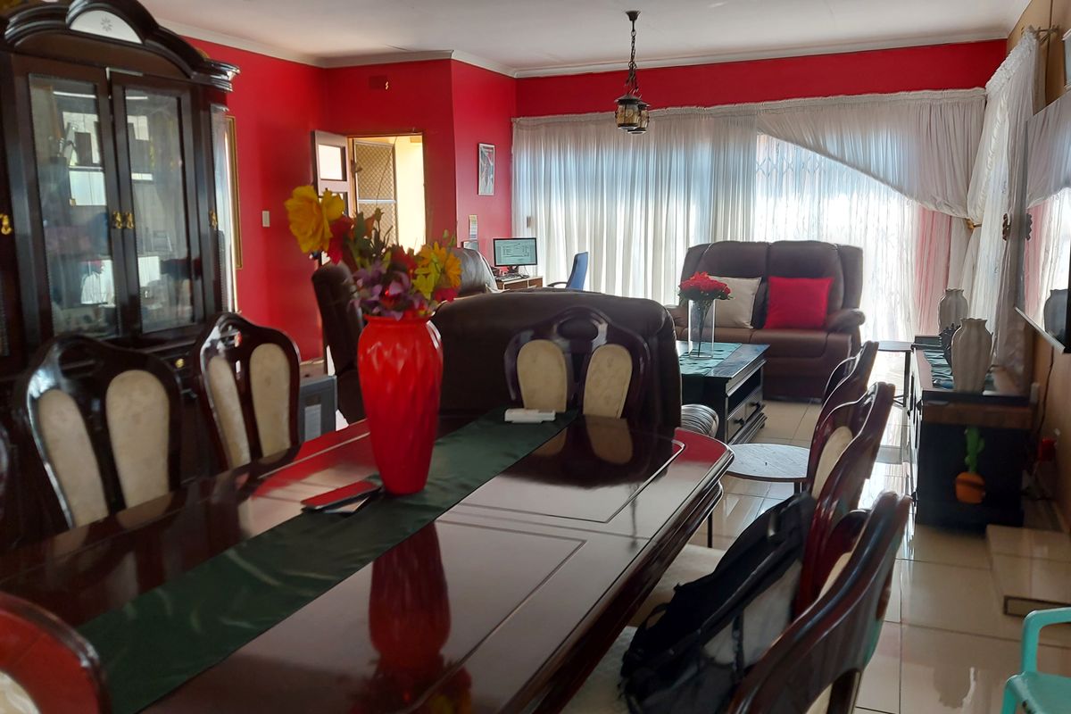 Elegant Family Home with Borehole & Landscaped Garden. - Photo 2