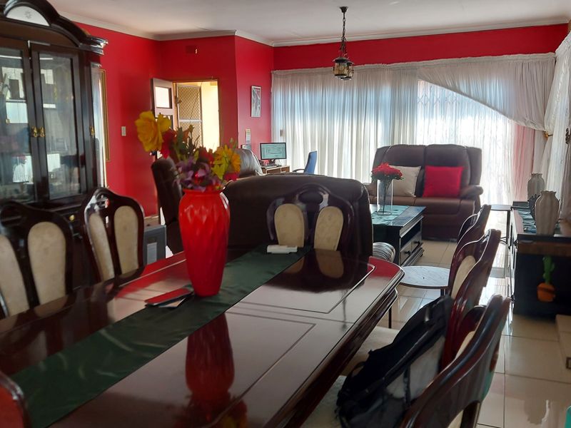 Elegant Family Home with Borehole & Landscaped Garden. - Photo 2