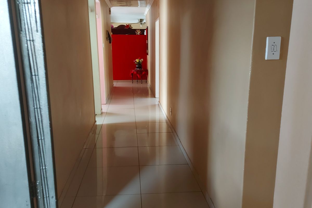 Elegant Family Home with Borehole & Landscaped Garden. - Photo 4