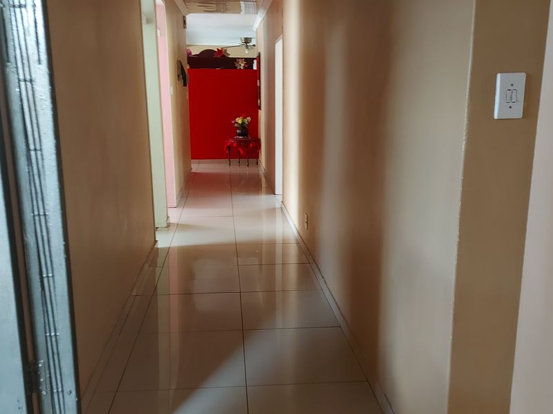 Elegant Family Home with Borehole & Landscaped Garden. - Photo 4