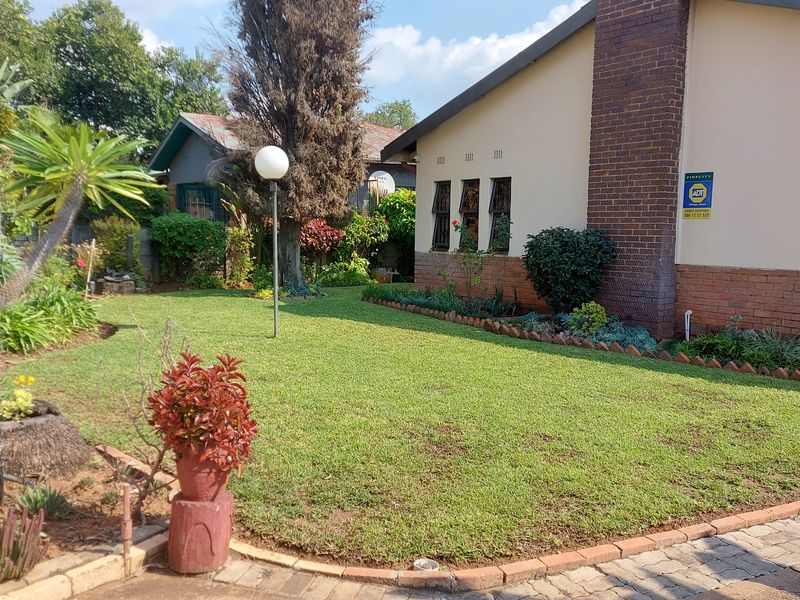 Elegant Family Home with Borehole & Landscaped Garden. - Photo 1