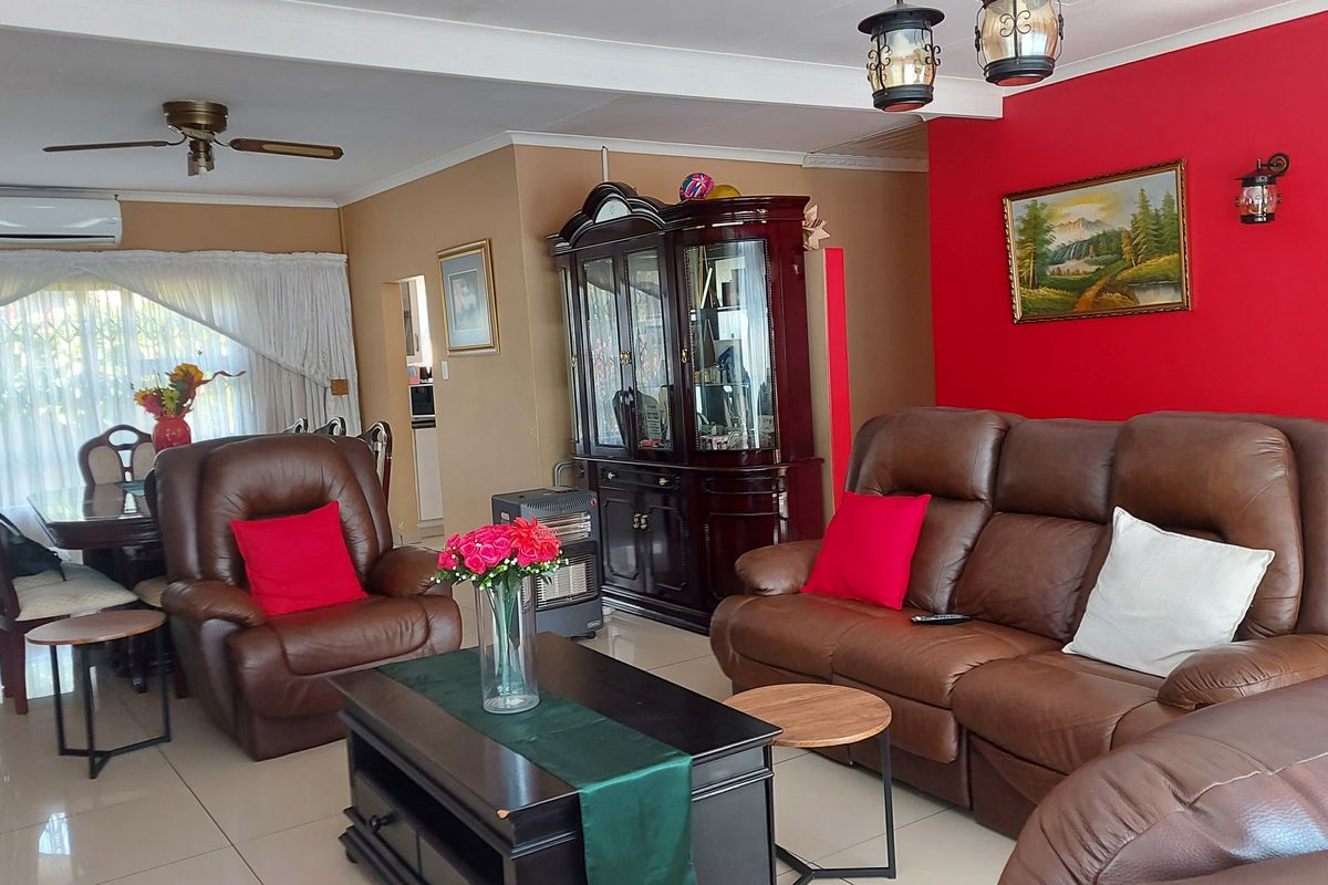 Elegant Family Home with Borehole & Landscaped Garden. - Photo 3