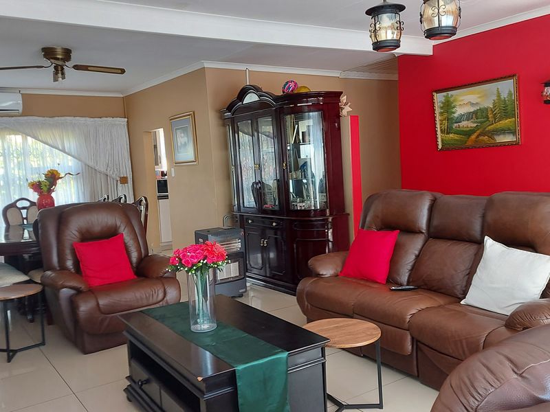 Elegant Family Home with Borehole & Landscaped Garden. - Photo 3