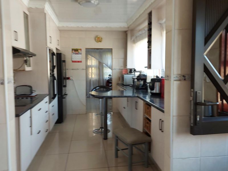 Elegant Family Home with Borehole & Landscaped Garden. - Photo 6