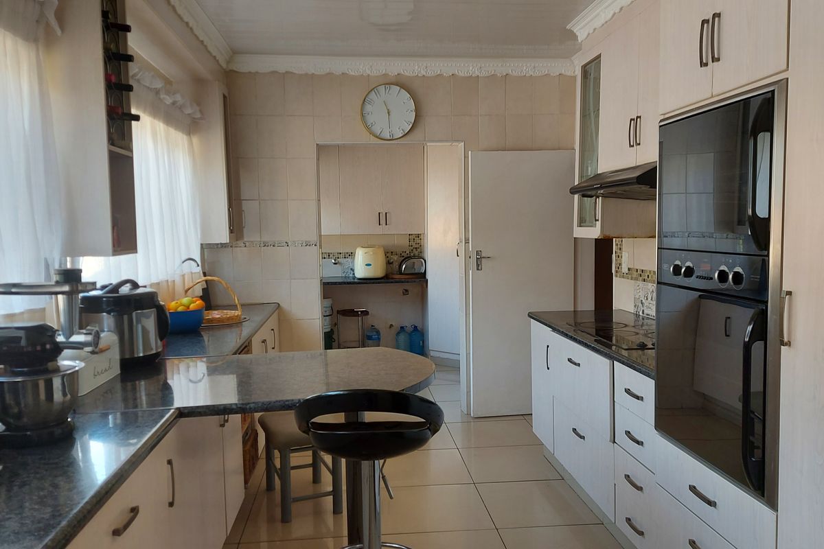 Elegant Family Home with Borehole & Landscaped Garden. - Photo 5