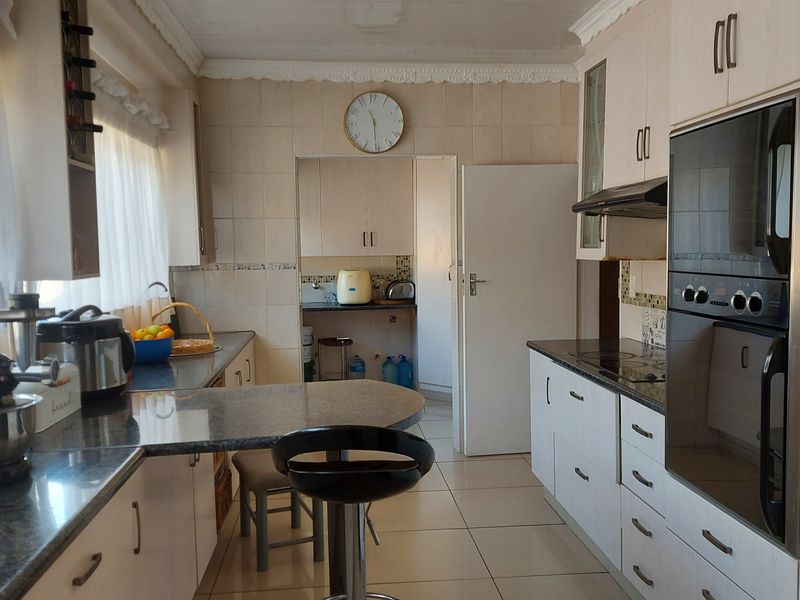 Elegant Family Home with Borehole & Landscaped Garden. - Photo 5