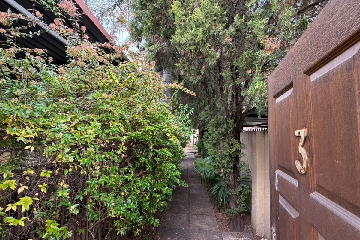 Modern 3-Bedroom Free-Standing Home for Sale in Douglasdale - Photo 2