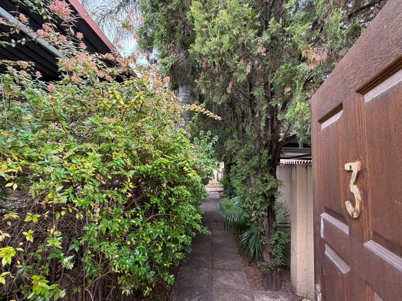 Modern 3-Bedroom Free-Standing Home for Sale in Douglasdale - Photo 2