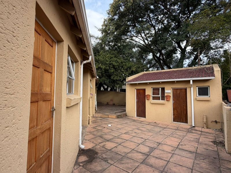 Modern 3-Bedroom Free-Standing Home for Sale in Douglasdale - Photo 8