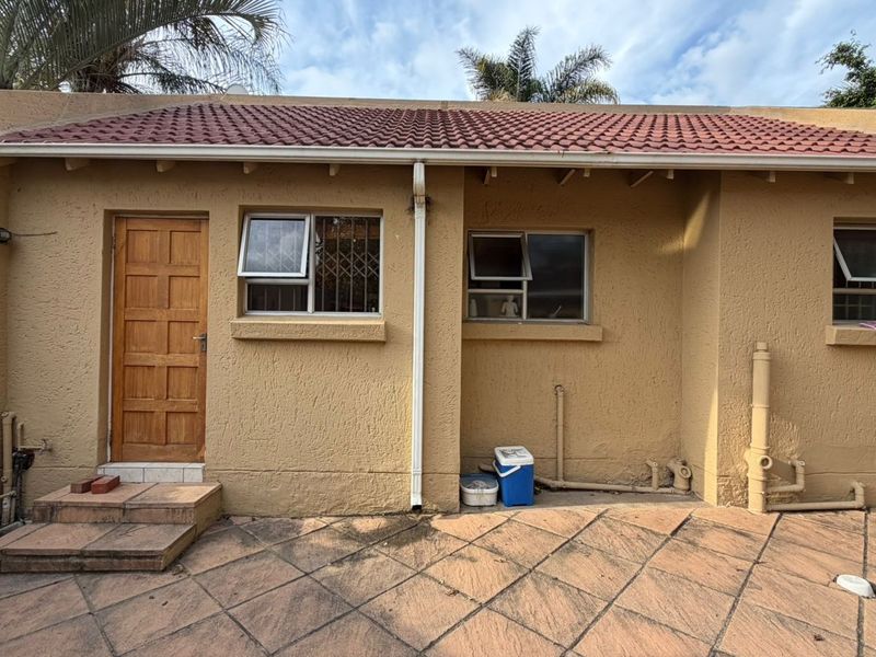 Modern 3-Bedroom Free-Standing Home for Sale in Douglasdale - Photo 7