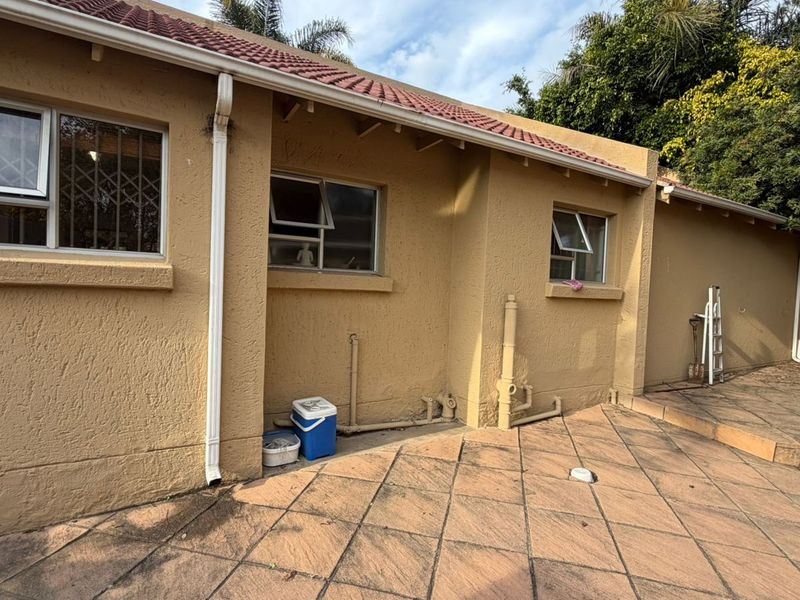 Modern 3-Bedroom Free-Standing Home for Sale in Douglasdale - Photo 6