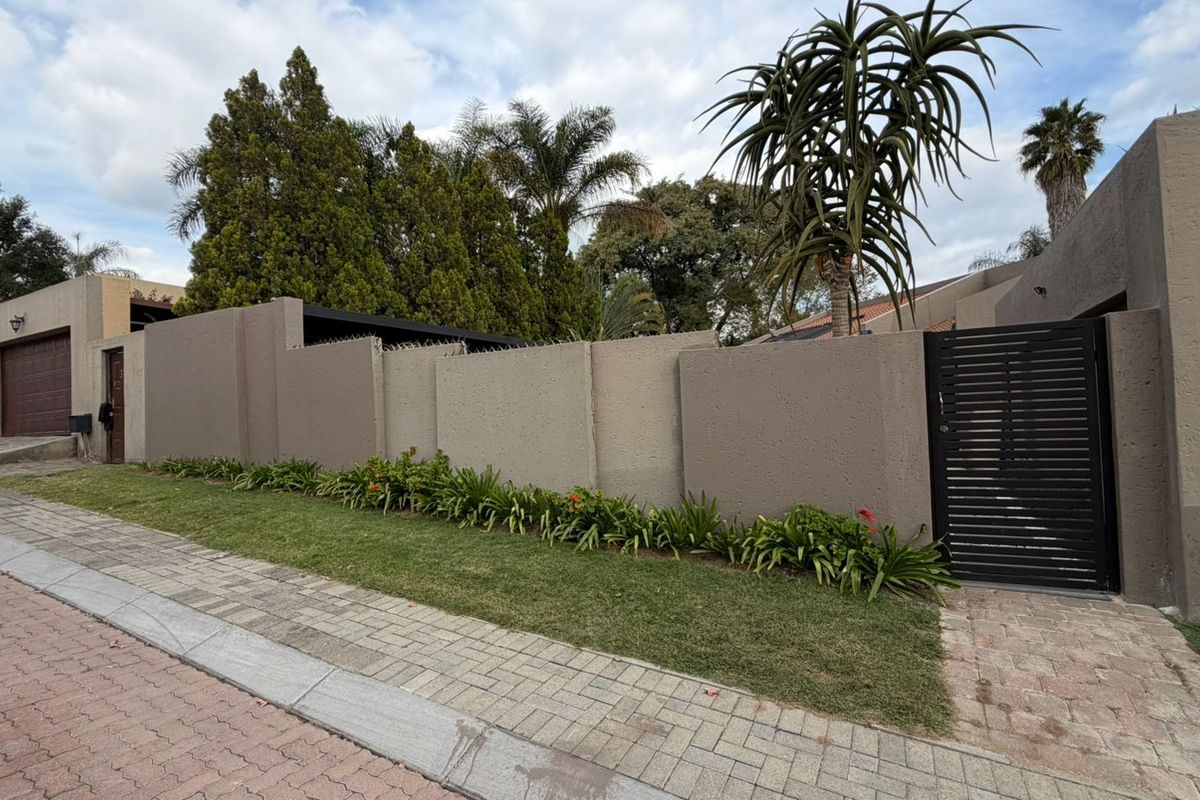 Modern 3-Bedroom Free-Standing Home for Sale in Douglasdale - Photo 3