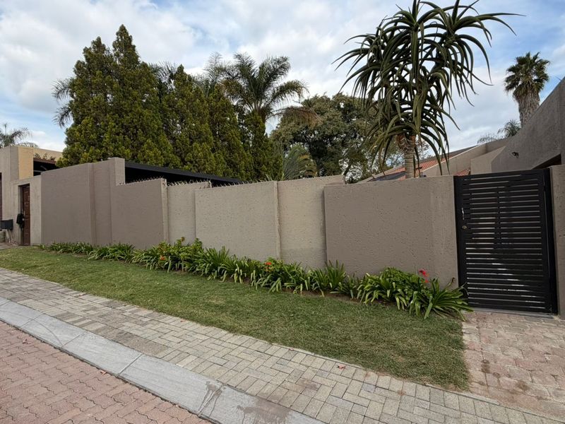 Modern 3-Bedroom Free-Standing Home for Sale in Douglasdale - Photo 3