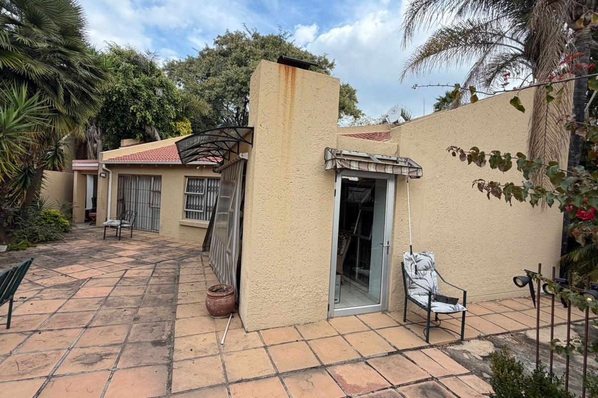 Modern 3-Bedroom Free-Standing Home for Sale in Douglasdale - Photo 4