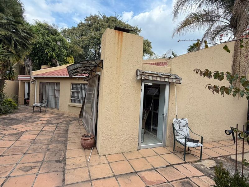 Modern 3-Bedroom Free-Standing Home for Sale in Douglasdale - Photo 4