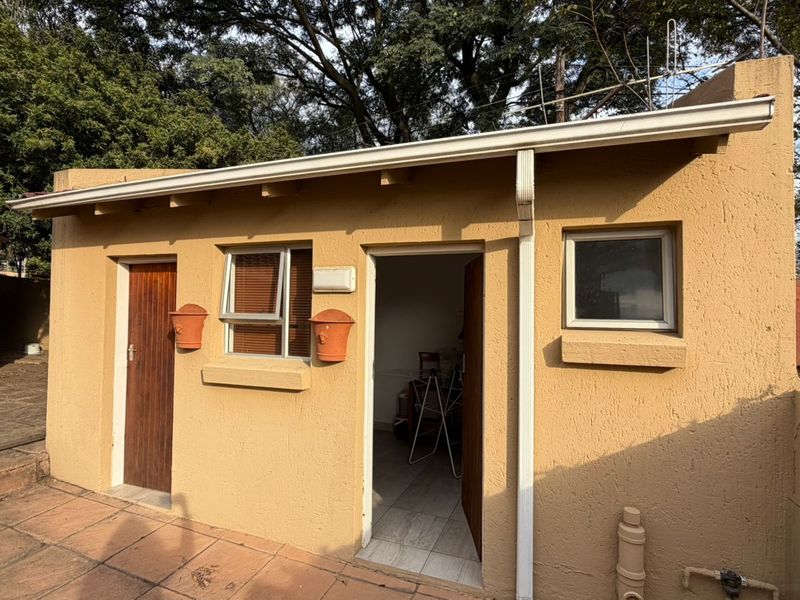 Modern 3-Bedroom Free-Standing Home for Sale in Douglasdale - Photo 9