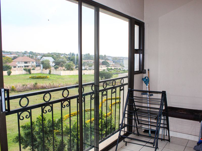 Modern 2 Bedroom Apartment for Sale in Summerset, Midrand - Photo 10