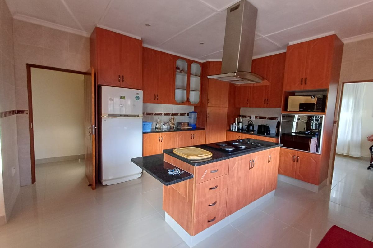 MOOI RIVER - 3 bedroom family home with 2 cottages *(with option to buy homeschool-business) - Photo 5