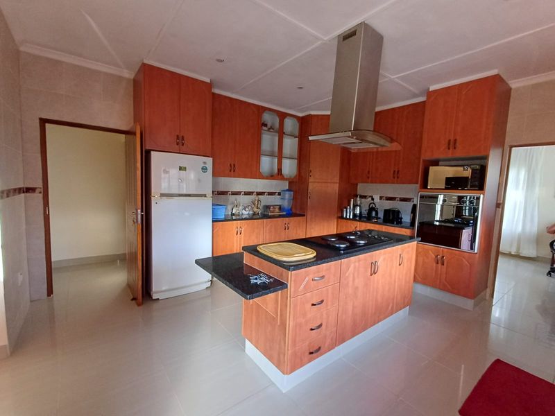 MOOI RIVER - 3 bedroom family home with 2 cottages *(with option to buy homeschool-business) - Photo 5