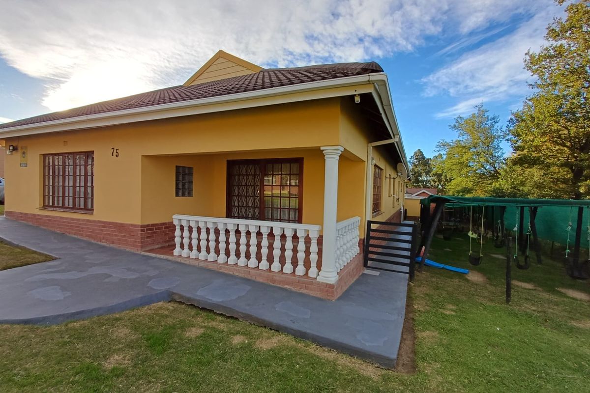 MOOI RIVER - 3 bedroom family home with 2 cottages *(with option to buy homeschool-business) - Photo 2