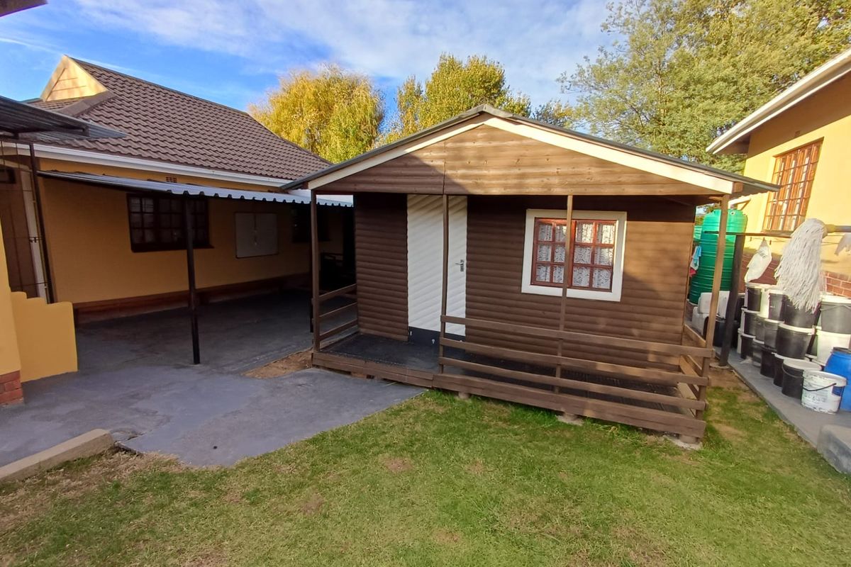 MOOI RIVER - 3 bedroom family home with 2 cottages *(with option to buy homeschool-business) - Photo 4
