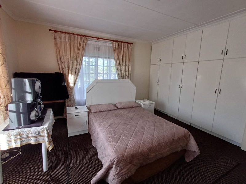 MOOI RIVER - 3 bedroom family home with 2 cottages *(with option to buy homeschool-business) - Photo 9