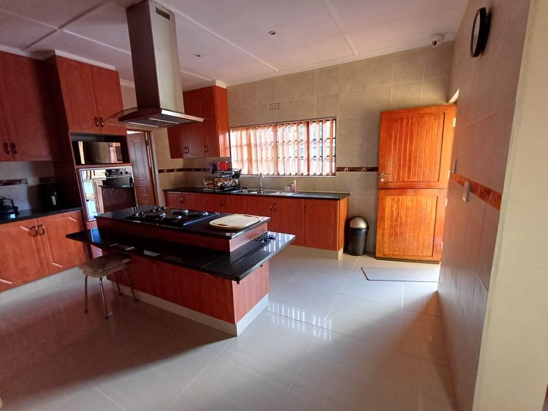 MOOI RIVER - 3 bedroom family home with 2 cottages *(with option to buy homeschool-business) - Photo 6