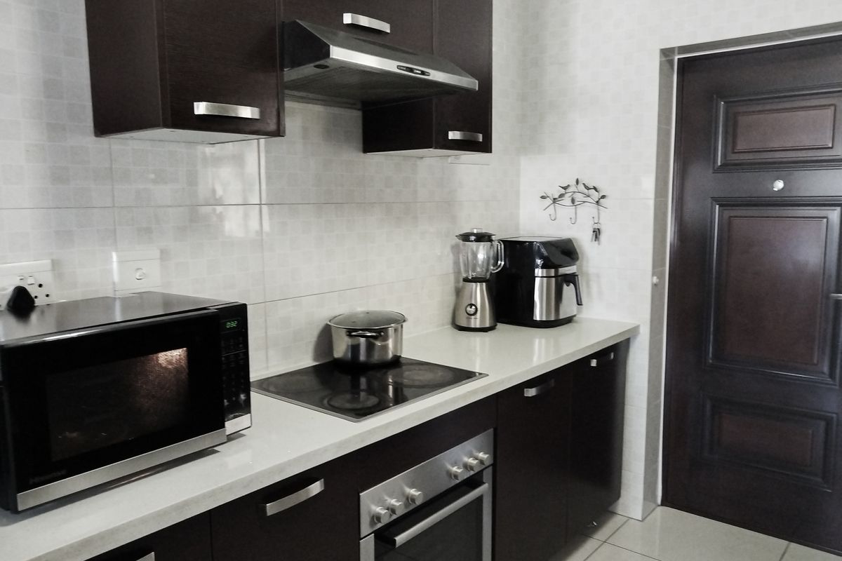Stunning 2 Bedroom Apartment in the Heart of Summerset - Photo 4