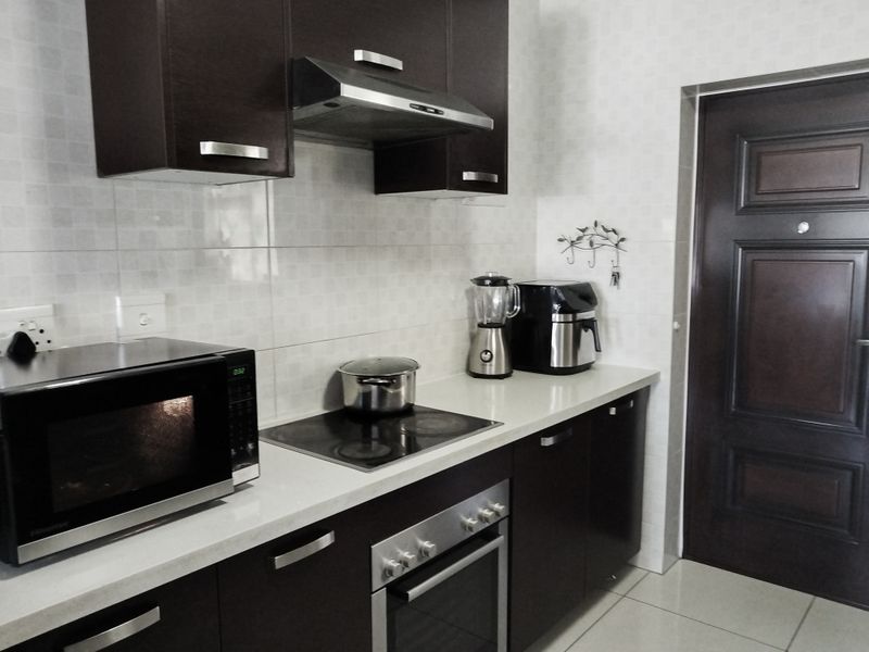 Stunning 2 Bedroom Apartment in the Heart of Summerset - Photo 4