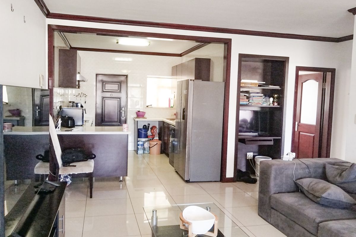 Stunning 2 Bedroom Apartment in the Heart of Summerset - Photo 3