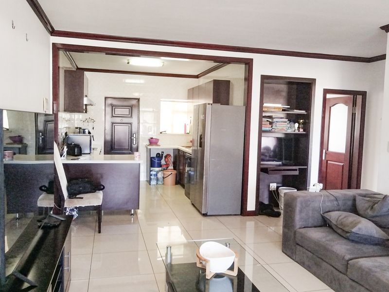 Stunning 2 Bedroom Apartment in the Heart of Summerset - Photo 3