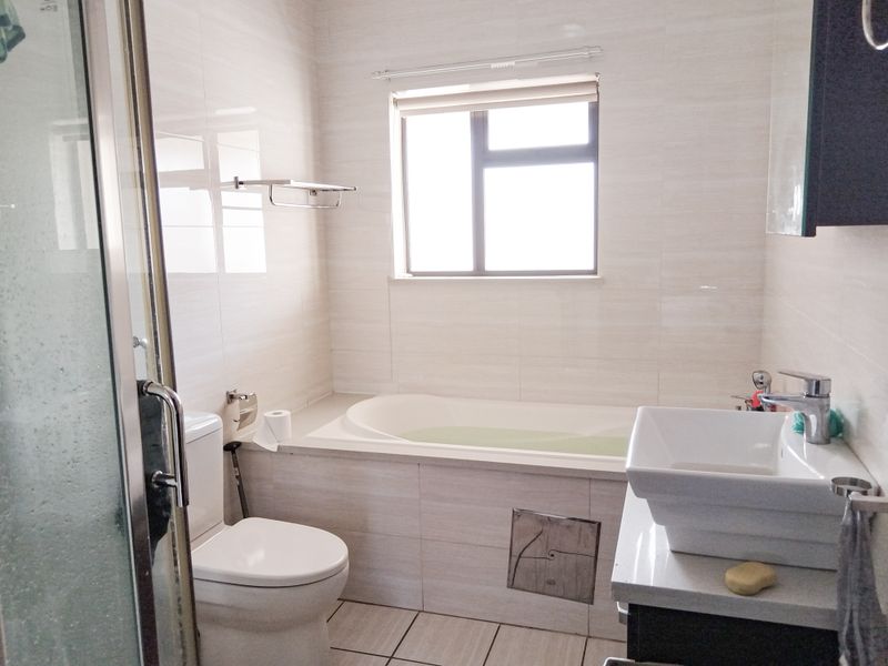 Stunning 2 Bedroom Apartment in the Heart of Summerset - Photo 8