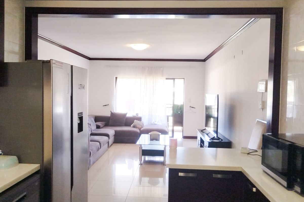Stunning 2 Bedroom Apartment in the Heart of Summerset - Photo 2