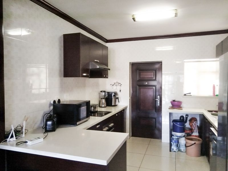 Stunning 2 Bedroom Apartment in the Heart of Summerset - Photo 6