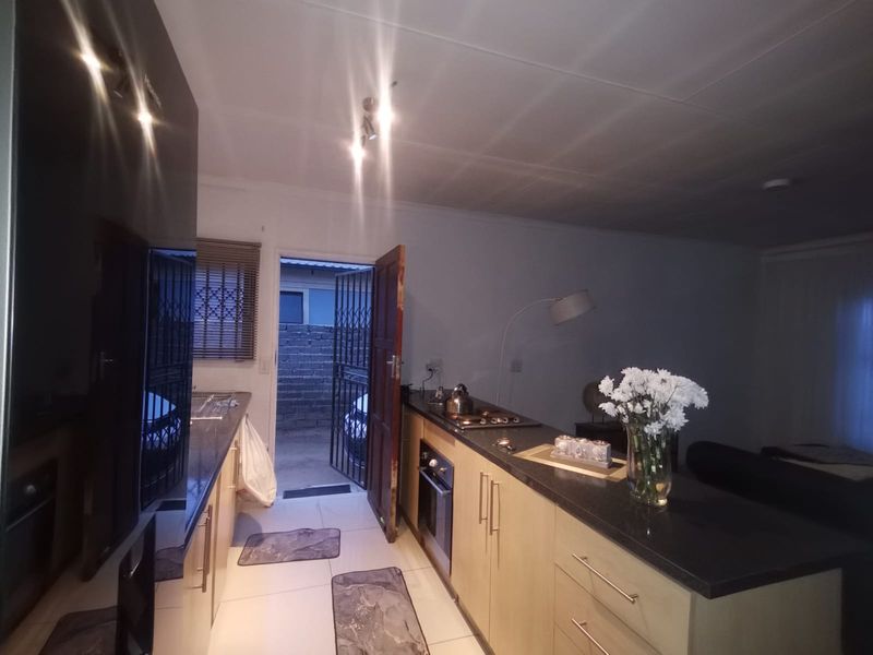 Charming 3-bedroom house for sale in Vanderbijlpark Central - Photo 6