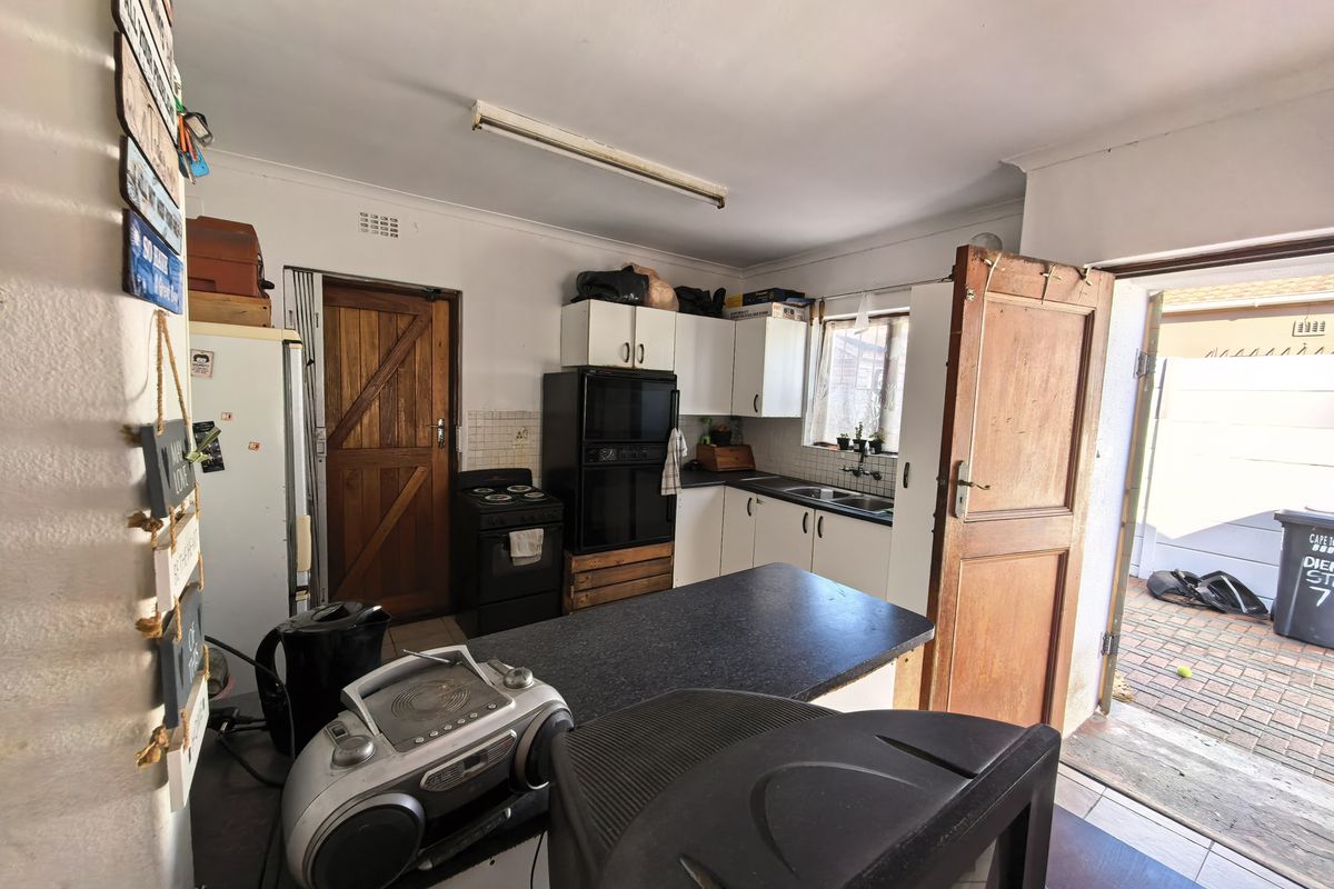 Renovator’s Dream with Table Mountain Views - Photo 4