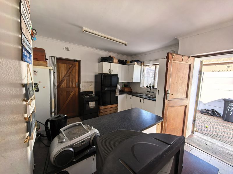 Renovator’s Dream with Table Mountain Views - Photo 4