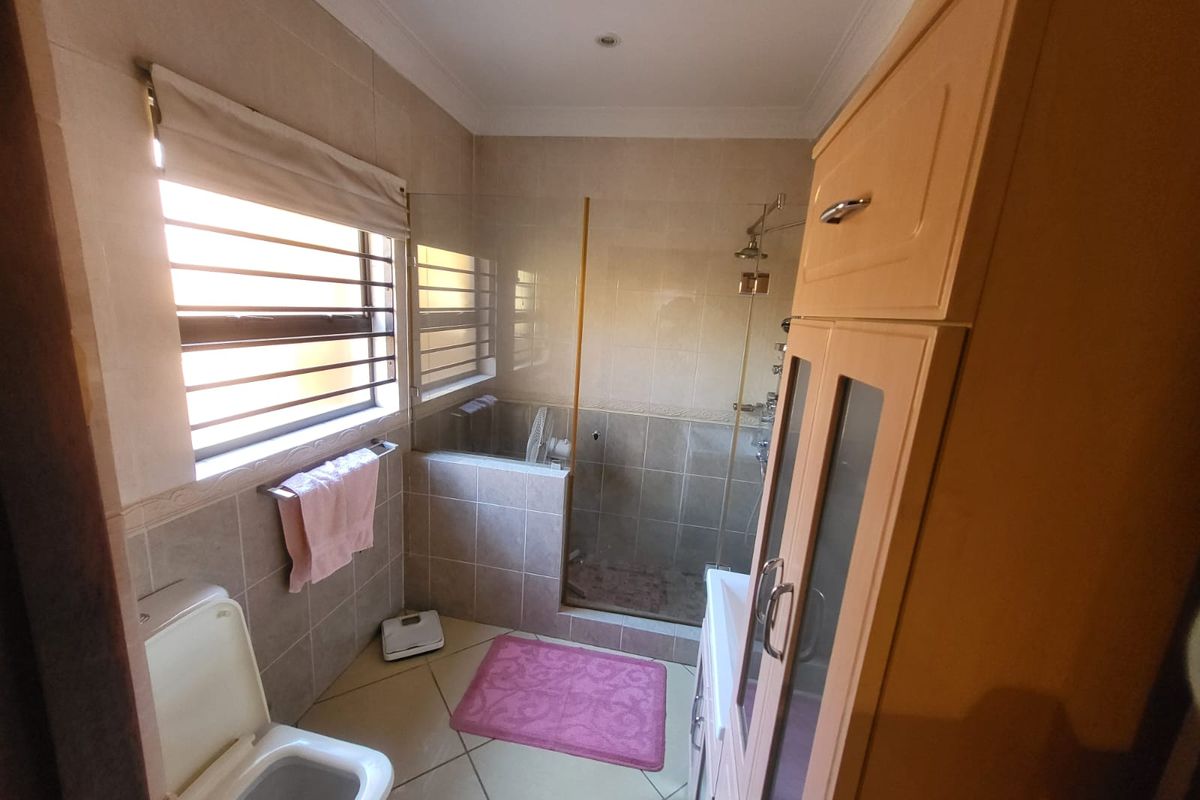 Luxurious 7-Bedroom Double-Storey Home in a Safe & Quiet Neighbourhood - Photo 3