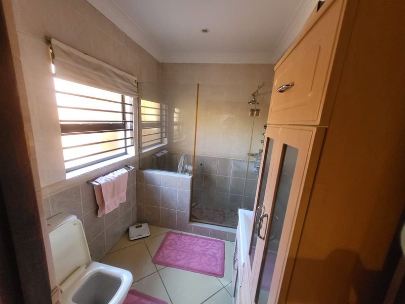 Luxurious 7-Bedroom Double-Storey Home in a Safe & Quiet Neighbourhood - Photo 3