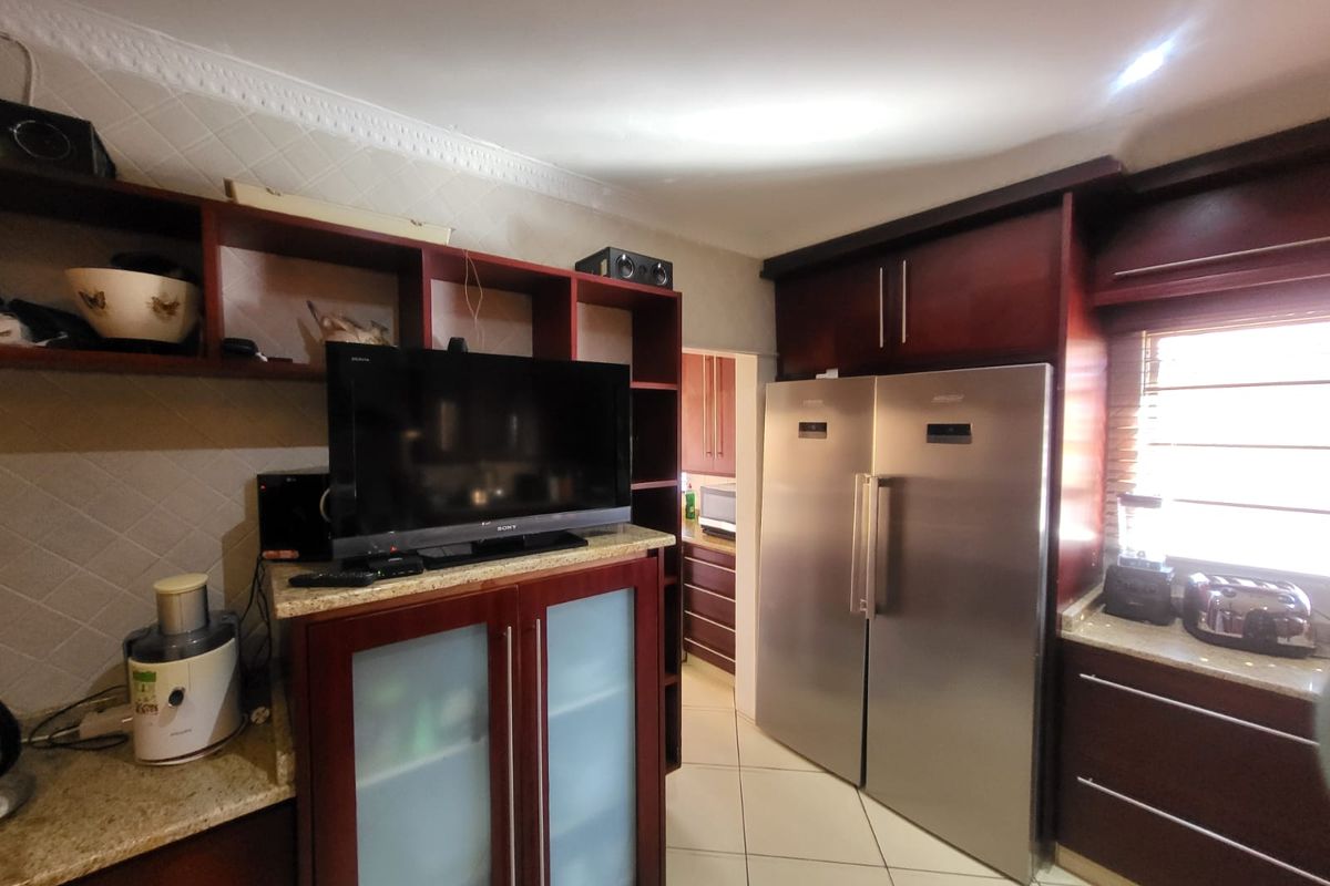 Luxurious 7-Bedroom Double-Storey Home in a Safe & Quiet Neighbourhood - Photo 5