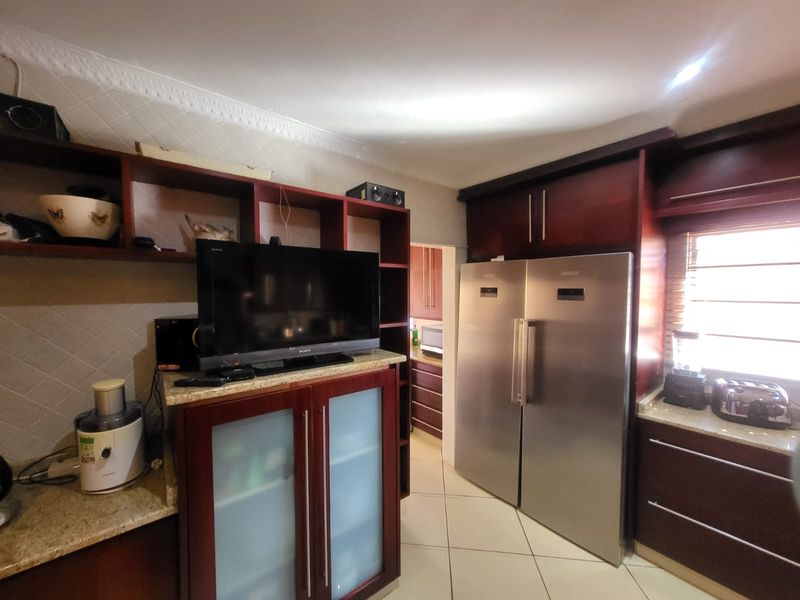 Luxurious 7-Bedroom Double-Storey Home in a Safe & Quiet Neighbourhood - Photo 5